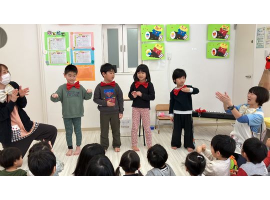 マジックをする４人