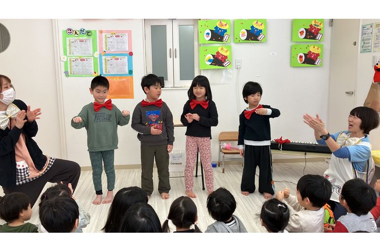 マジックをする４人