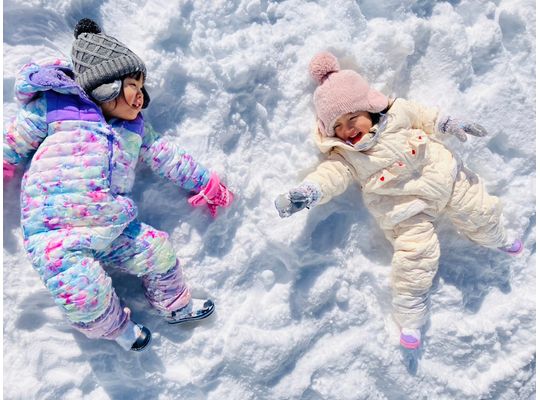 雪に横たわる2人