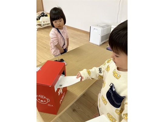 郵便にポストするこども
