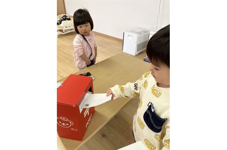 郵便にポストするこども