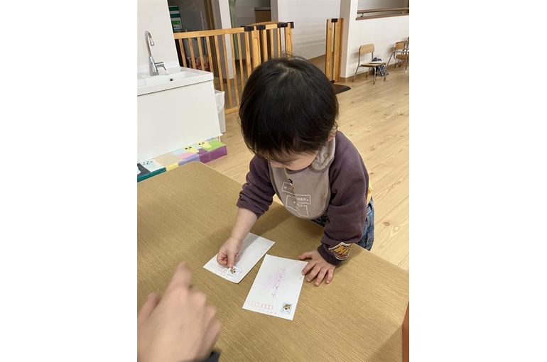 切手を貼る子供