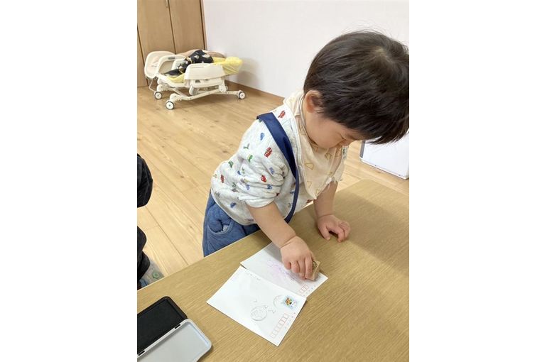 はんこを押すこども