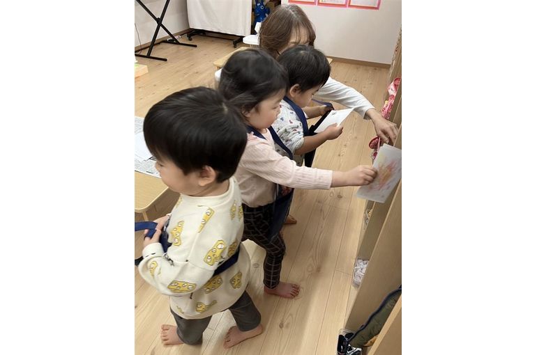 郵便物を仕分けするこども