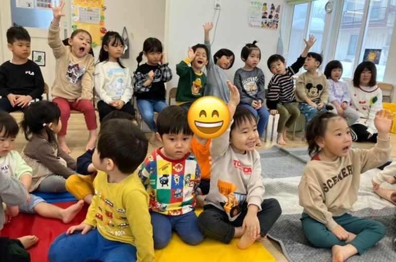 江別市　江別　認定保育園　クイズ　手　上げる　子どもたち