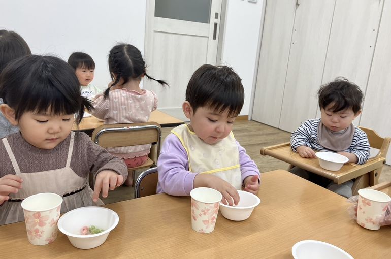 江別市　江別　認定保育園　ひなあられ　食べる　子ども達