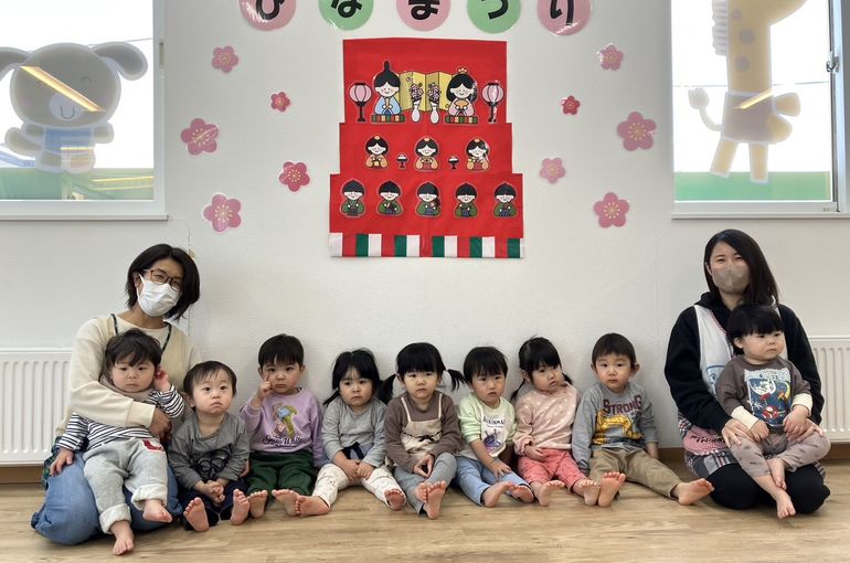 江別市　江別　認定保育園　集合写真　ひなまつり