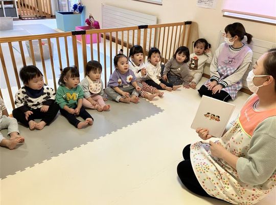 函館市　石川　企業主導型保育園　おひなさま　絵本　読み聞かせ　様子