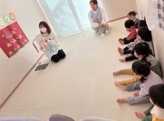 函館市　桔梗　企業巣主導型保育園　ひなまつり　絵本　読み聞かせ　様子