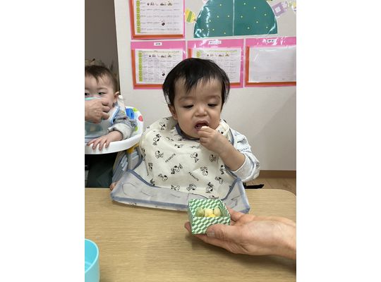 江別市　元江別　企業主導型保育園　雛あられ　食べる　園児
