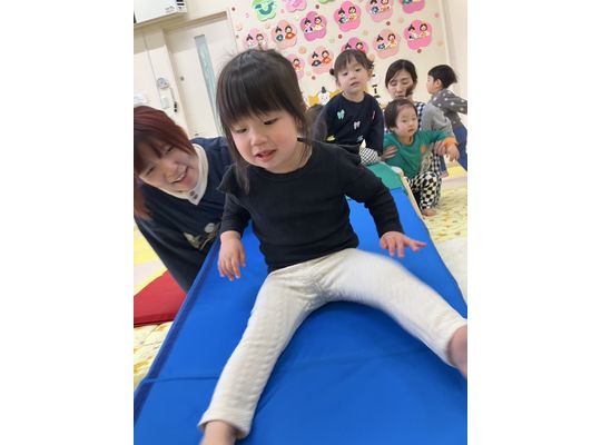 札幌市　南平岸　保育園　室内　すべり台　様子