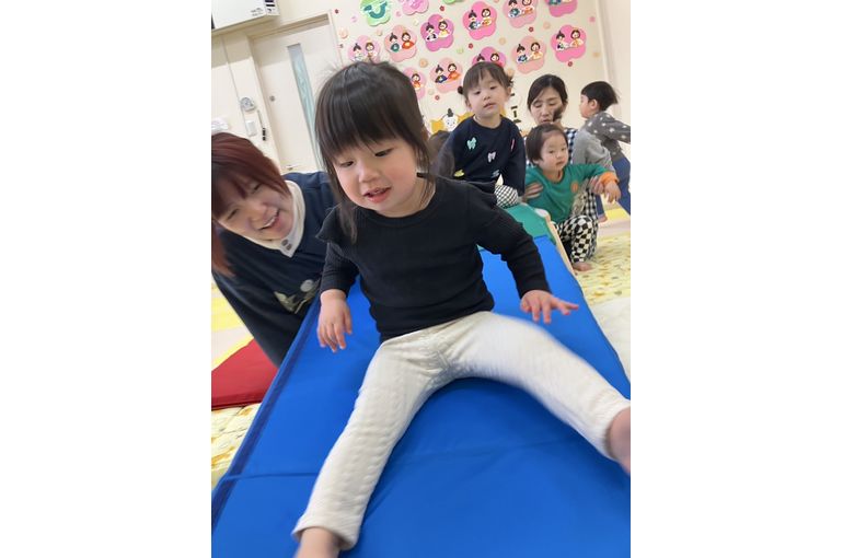 札幌市　南平岸　保育園　室内　すべり台　様子