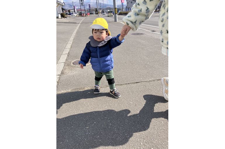 手をつないで散歩①