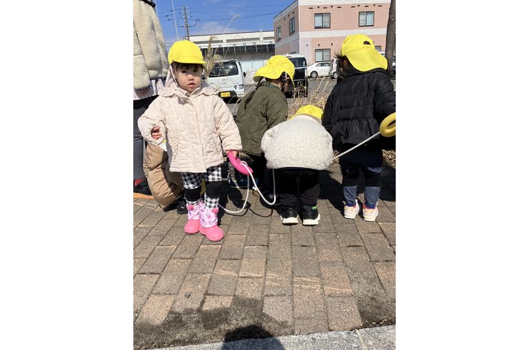 道路を散策するこどもたち