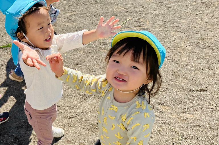 笑顔でシャボン玉を追いかけ